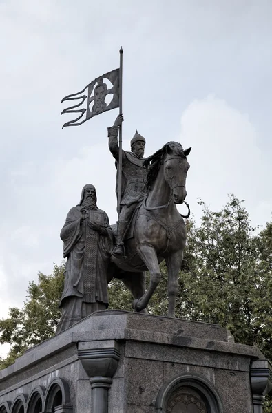 王子 Vladimir 等しい使徒と高位聖職者ヒョードルの記念碑。Vladimir、ゴールデン リング ロシア. — ストック写真