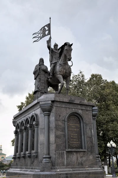 Pomnik księcia Vladimir równych apostołom i prałat Fedor. Vladimir, złoty pierścień Rosji. — Zdjęcie stockowe