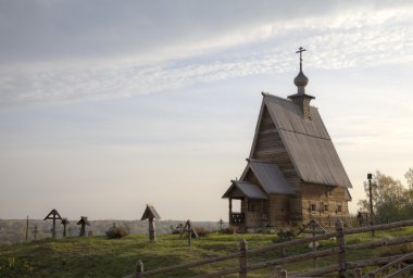 Diriliş (Voskresenskaya) (1699) Göktepe'nın dağda tahta Kilisesi. Ples, Rusya'nın altın yüzük