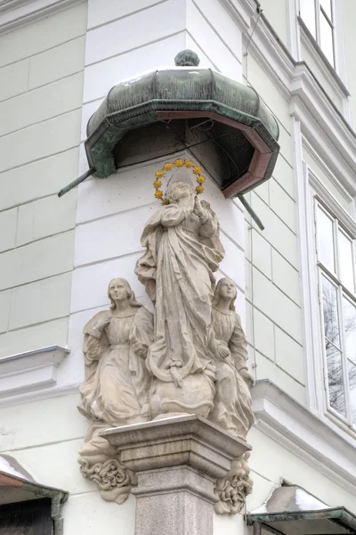 Statua del Santo o preghiera. Elemento decorativo della casa nella città vecchia. Linz, Austria — Foto Stock