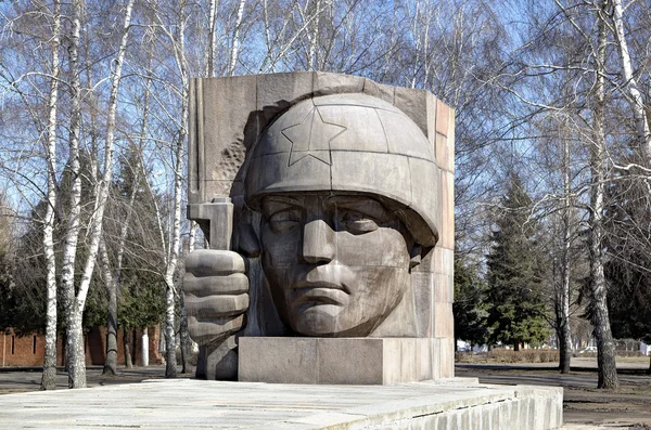 Kolomna, Rusland - 11 April 2015: Monument voor de bewoners van Kolomna die leven gaf voor het vaderland 1941-1945 in Memorial park van Kolomna — Stockfoto