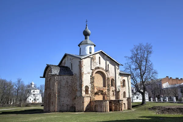 Pyhän Parascevan kirkko ja Marketplace. Veliky Novgorod, Venäjä — kuvapankkivalokuva