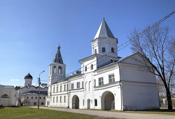 Le clocher de la cathédrale Saint-Nicolas et la tour de la porte du Trading Mart. Veliky Novgorod, Russie — Photo