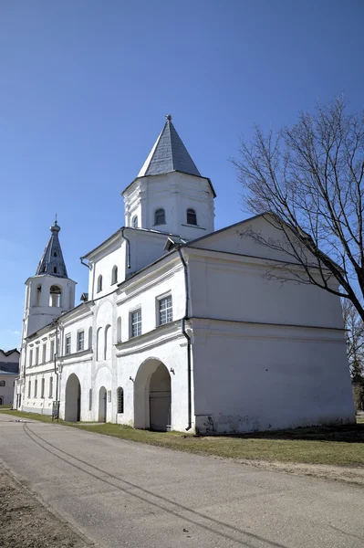 Belltower of St. Nicholas Cathedral and The Gate Tower of the Trading Mart. Veliky Novgorod, Russia — Stock Photo, Image