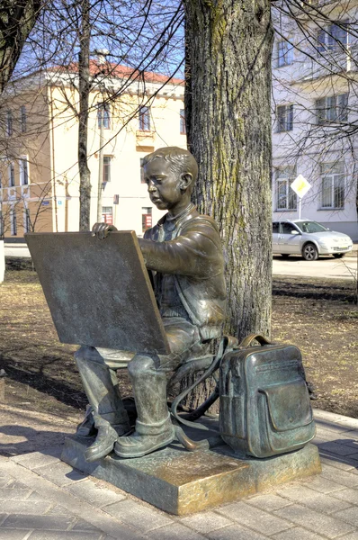 Veliky Novgorod, Russia - April 18, 2015: Sculpture of Painting Boy. — Stock fotografie