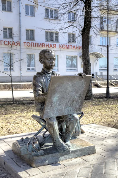 Veliky Novgorod, Rusia - 18 de abril de 2015: Escultura del niño pintor . —  Fotos de Stock