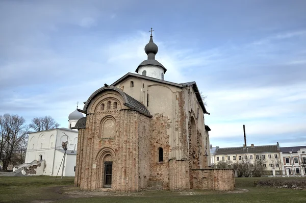 Церковь Святой Параскевы и Рынок. Великий Новгород, Россия — стоковое фото