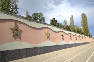 Saratov, Rusya - 03 Mayıs 2015: Avenue yıldız Kosmonavtov dolgu üzerinde.