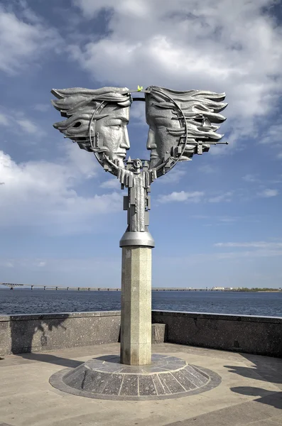 Saratov, russland - 03. Mai 2015: Denkmal für Verliebte. — Stockfoto