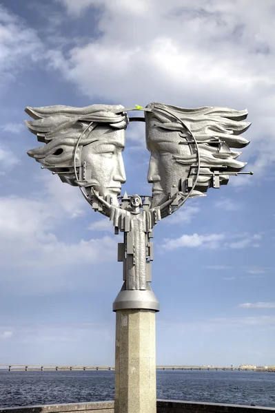 Saratow, Russland - 03. Mai 2015: Denkmal für Verliebte. Saratow, Russland — Stockfoto
