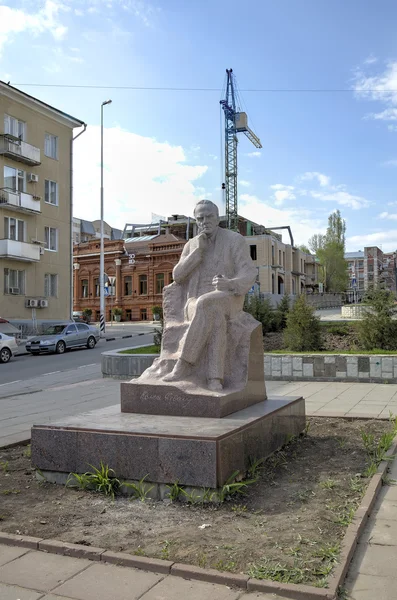 사라토프, 러시아-2015 년 5 월 3 일: 콘스탄틴 Fedin Fedin 광장에 기념물. — 스톡 사진