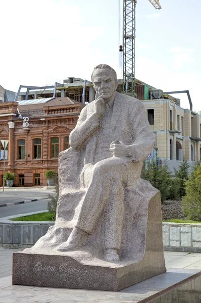 Saratov, Rusia - 03 de mayo de 2015: Monumento a Konstantin Fedin en la plaza Fedin. Saratov, Rusia — Foto de Stock