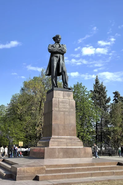 Saratov, Rusia - 03 de mayo de 2015: Monumento a N. G. Chernyshevsky . —  Fotos de Stock
