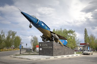Saratov, Rusya - 05 Mayıs 2015: Yak-38 savaş uçağı. Sokolova'daki Zafer Parkı'ndaki askeri teçhizat müzesi bir keder.