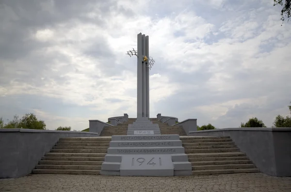 Saratowie, Rosja-maj 05, 2015: "żurawie"-Pomnik mieszkańców Saratowie, którzy zostali umiera w dniach Wielkiej Wojny Ojczyźnianej z 1941-1945. — Zdjęcie stockowe