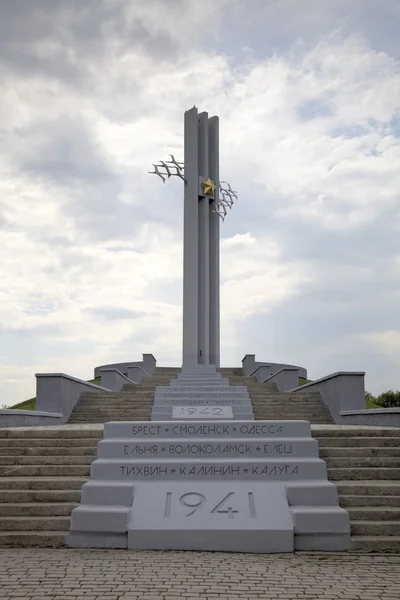 Saratowie, Rosja-maj 05, 2015: "żurawie"-Pomnik mieszkańców Saratowie, którzy zostali umiera w dniach Wielkiej Wojny Ojczyźnianej z 1941-1945. — Zdjęcie stockowe