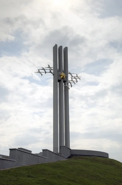 Saratov, Rússia - 05 de maio de 2015: "Guindastes" - um monumento aos residentes de Saratov que foram morre durante dias da Grande guerra Patriótica de 1941-1945 . — Fotografia de Stock