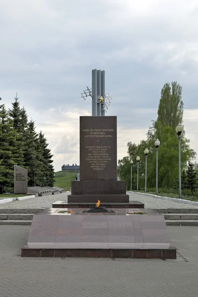 사라토프, 러시아 - 월 05, 2015 : "크레인"- 1941-1945의 위대한 애국 전쟁의 일에 사망 사라토프의 주민에 대한 기념물. — 스톡 사진