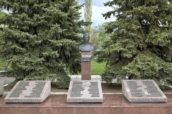 Saratov, Russia - May 05, 2015:  Avenue of heroes. Victory park on Sokolova a grief. — Stock Photo, Image