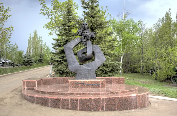 Saratov, Rússia - 05 de maio de 2015: Monumento a prisioneiros juvenis de campos de concentração fascistas. Parque de vitória em Sokolova uma pena . — Fotografia de Stock