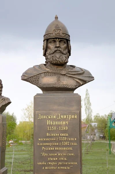 Saratov, Russia - May 05, 2015:  Avenue "Days of military glory of Russia". Victory park on Sokolova a grief. — Stock Photo, Image