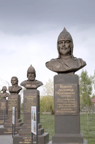 Saratov, Rússia - 05 de maio de 2015: Avenida "Dias de glória militar da Rússia". Parque de vitória em Sokolova uma pena . — Fotografia de Stock