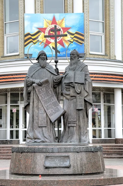 Saratov, Russia - 06 maggio 2015: Monumento a Kirill e Mefodiy presso l'edificio della Saratov State University . — Foto Stock