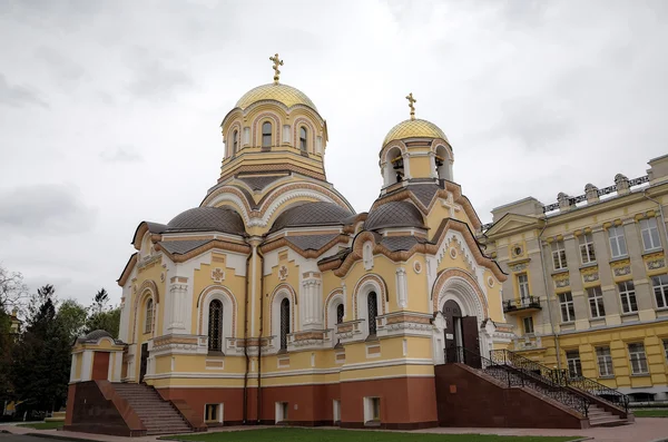 Saint Mefodiy e o templo de Kirill na Universidade Estadual de Saratov. Saratov, Rússia — Fotografia de Stock
