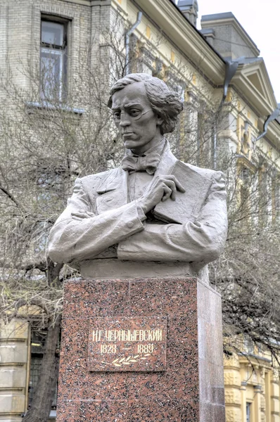 Saratov, Rússia - 06 de maio de 2015: Monumento a N. G. Chernyshevsky no território da Universidade de Medicina do Estado de Saratov . — Fotografia de Stock