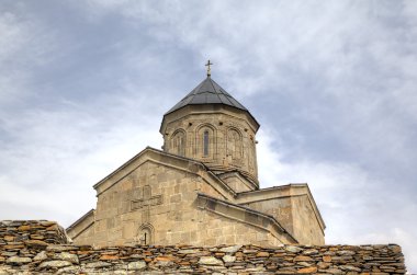 Gergeti village, Georgia yakınındaki Holy Trinity Kilisesi (Tsminda Sameba)