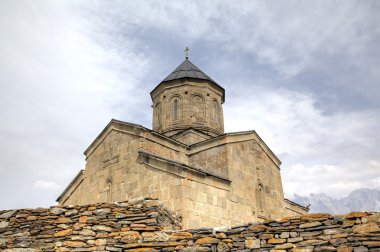 Gergeti village, Georgia yakınındaki Holy Trinity Kilisesi (Tsminda Sameba)