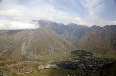 Dağ Vadisi ve Stepantsminda (Kazbegi yerleşim görünümü).