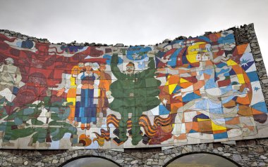 Gürcü askeri karayolu, Gürcistan - 13 Eylül 2015: Rus Gürcistan Dostluk kemer anıt