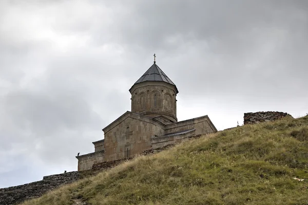 Gereja Tritunggal Kudus (Tsminda Sameba) dekat desa Gergeti, Georgia — Stok Foto