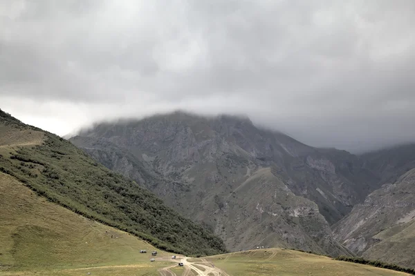 Vista do vale da montanha e assentamento de Stepantsminda (Kazbegi ). — Fotografia de Stock