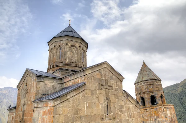 Chiesa della Santissima Trinità (Tsminda Sameba) vicino al villaggio Gergeti, Georgia — Foto Stock