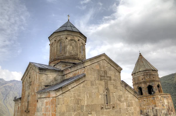 Chiesa della Santissima Trinità (Tsminda Sameba) vicino al villaggio Gergeti, Georgia — Foto Stock
