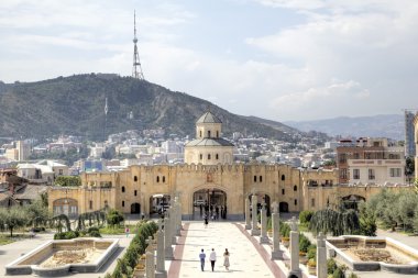Kutsal toprakları Trinity Katedrali (Tsminda Sameba). Tiflis, Gürcistan