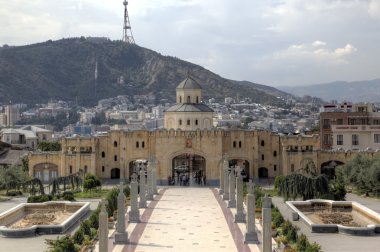 Kutsal toprakları Trinity Katedrali (Tsminda Sameba). Tiflis, Gürcistan