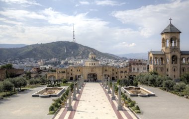 Kutsal toprakları Trinity Katedrali (Tsminda Sameba). Tiflis, Gürcistan
