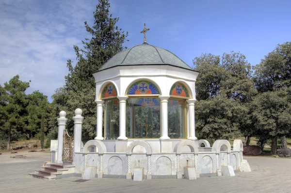 Territoriet av Heliga trefaldighetskyrkan (Tsminda Sameba). Tbilisi, Georgien — Stockfoto