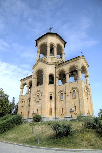Klokkentoren van de kathedraal van de Heilige Drievuldigheid (Tsminda Sameba). Tbilisi, Georgië — Stockfoto