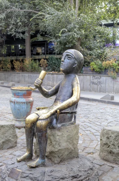 Tamada - skulptur av en man som håller ett horn i Tbilisi bygger på en gammal Colchian statyett. Tbilisi, Georgien — Stockfoto