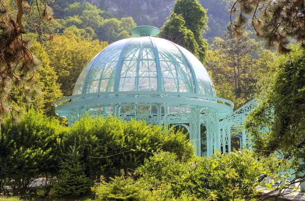 Laube mit Galerie im Borjom-Charagauli-Nationalpark. borjomi, georgia — Stockfoto