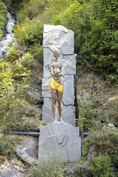 Prometeus emlékmű a Borjom-Kharagauli Nemzeti Park. Bordzsomi, Grúzia — Stock Fotó