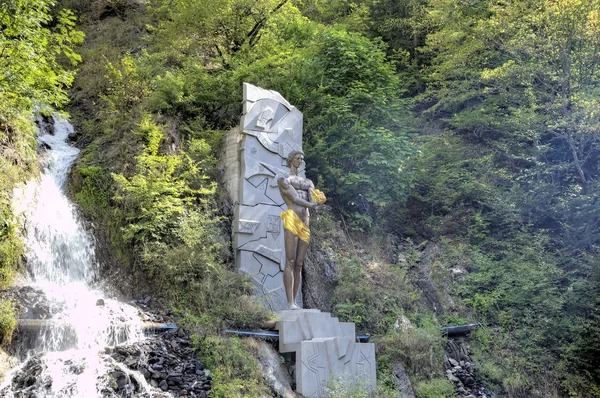 送给人类纪念碑在 Borjom Kharagauli 国家公园。Borjomi，格鲁吉亚 — 图库照片