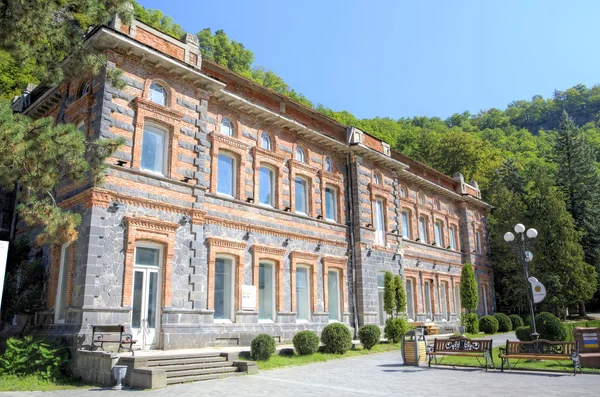 Maison d'administration dans le parc national Borjom-Kharagauli . — Photo