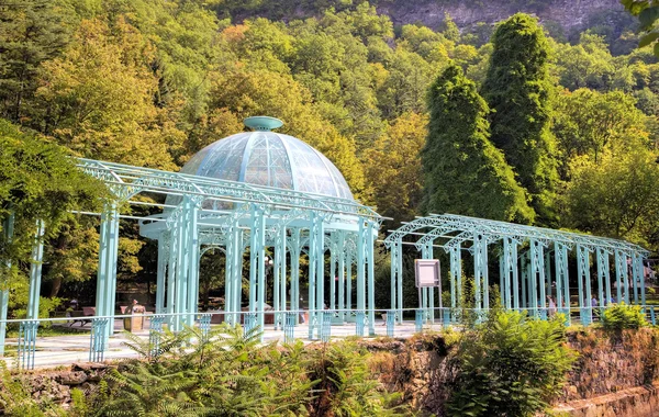 Arbor con galería en el Parque Nacional Borjom-Kharagauli. Borjomi, Georgia —  Fotos de Stock