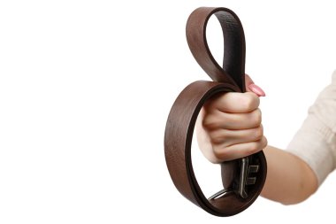 Bir kadının elindeki deri kemer bir yumruğa yapışmış..