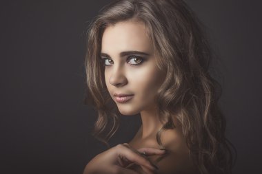 Güzel genç kız portresi. Moda fotoğraf